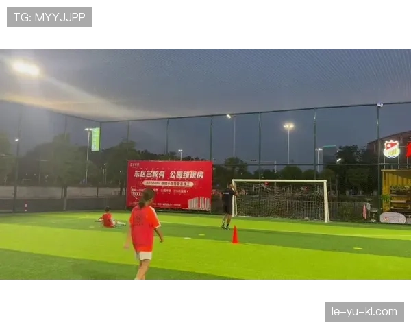 球队粉丝团携手社区共促青少年体育事业发展，备受期待