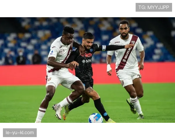 奥斯梅恩vs意甲顶级前锋:效率与战术角色差异解析 奥斯梅恩vs意甲顶级前锋:效率与战术角色差异解析