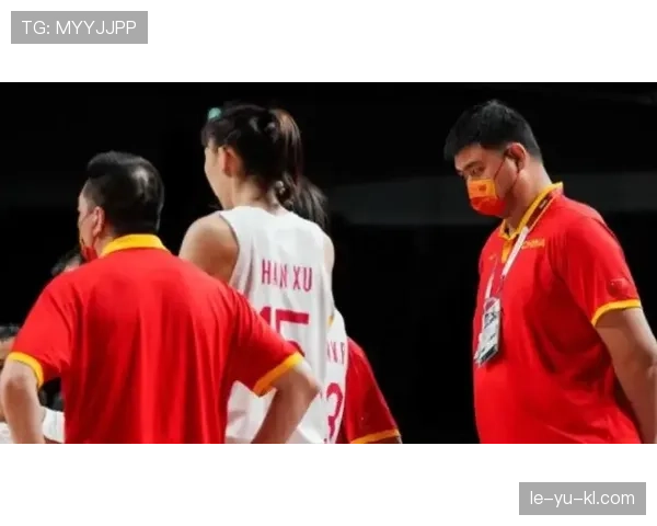 潘展乐隔壁穿拖鞋上场，球迷都看懵了这日常啥水平？